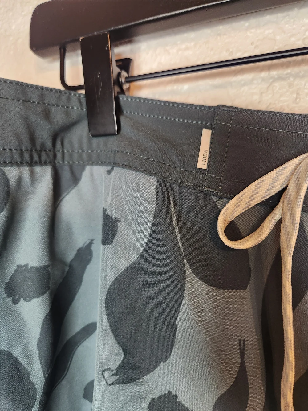 Vuori Men's Cruise Boardshorts featuring a blue hydrangea botanical size 36 V314